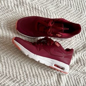 NIKE air max burgundy lace up sneaker!
